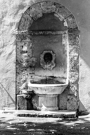 Fontaine de Barjols en noir et blanc