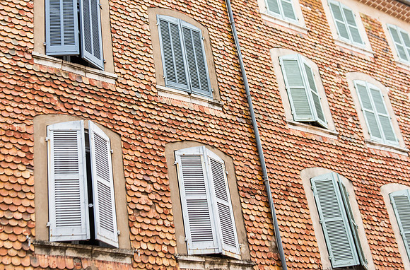 Superbe façade écaillée de Carcès
