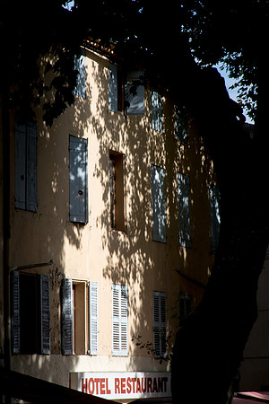 Dans les ruelles de Cotignac