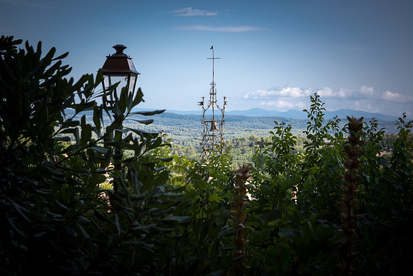 Vue sur le clocher de Cotignac