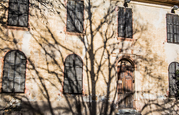 Une ombre sur une façade à Mazaugues