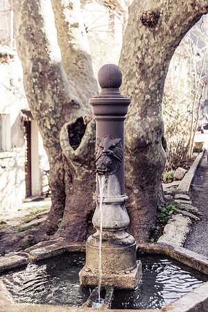 Petite fontaine à Mazaugues