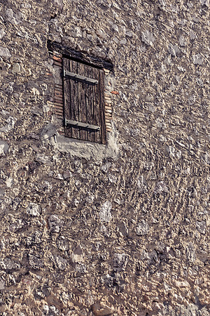 Une vieille façade à Mazaugues