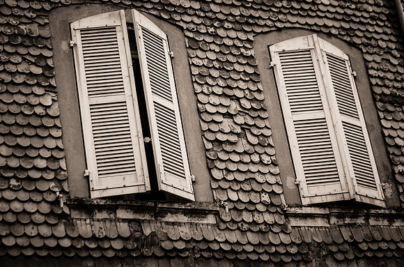 Façade écaillée en sépia à Carcès