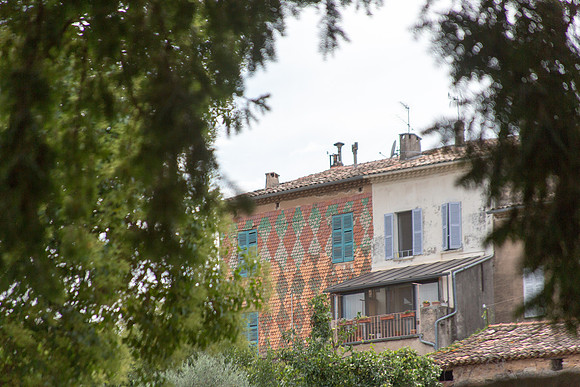 Vue sur des maisons de Carcès
