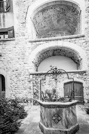Puits et ancienne bâtisse du Val