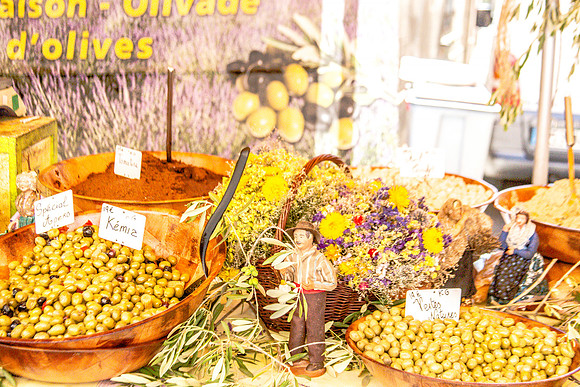 Etal d'un marchand d'olives à Correns