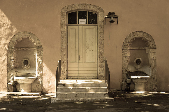 Porte et fontaines à Barjols dans le Var