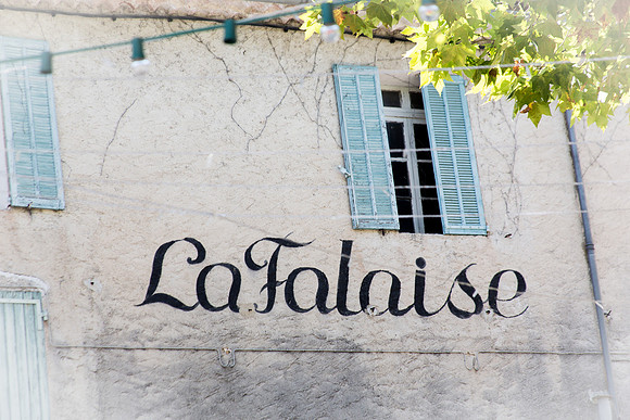 Dans les ruelles de Cotignac