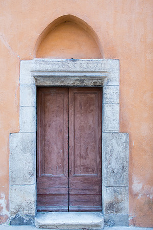 Une porte de l'église de Tourves