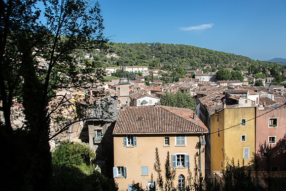 Vue sur le village de Cotignac