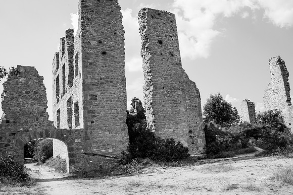 Ruines du château de Valbelle à Tourves