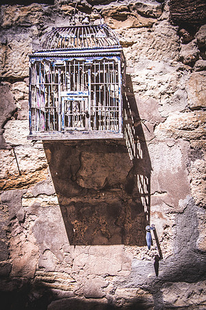 Une cage ancienne dans les rues de Correns