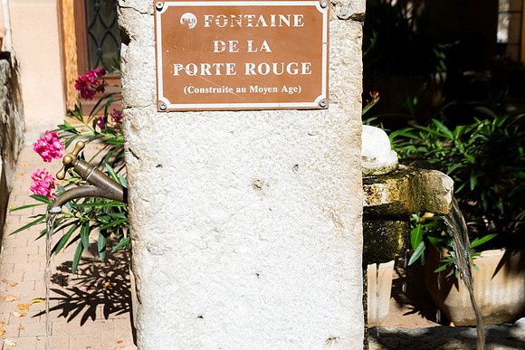 La double fontaine de la porte rouge à Barjols