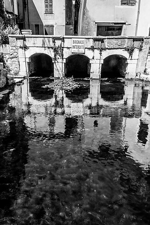 Le bassin de Camps la Source en noir et blanc