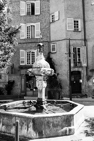 L'ancienne fontaine de la Mairie à Cotignac