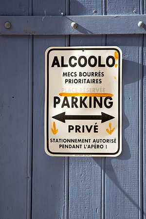 Humour d'un panneau à Cotignac