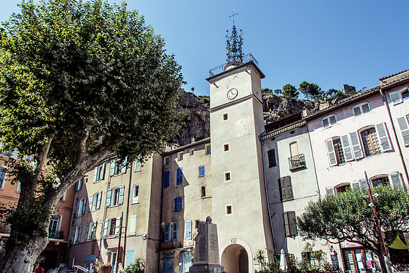 La Place de la Mairie à Cotignac