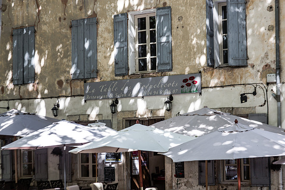 Dans les ruelles de Cotignac
