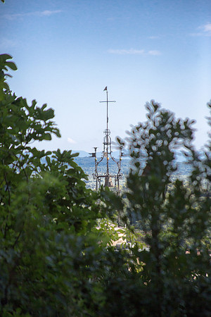 Vue sur le clocher de Cotignac