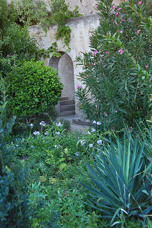 Cotignac, village fleuri de Provence verte