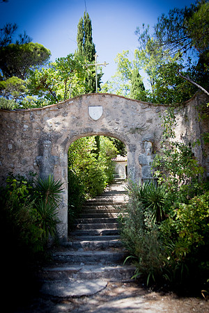 Escalier verdoyant du sanctuaire de Cotignac