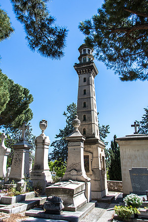 Immense monument au cimetière Saint-Pierre