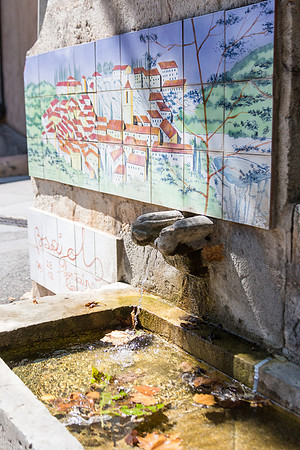 Fontaine avec dessins à Barjols