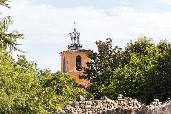 Vue sur l'église de Tourves
