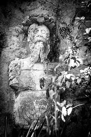 Drôle de statue au Sanctuaire de Cotignac