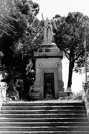 En haut des marches du cimetière Saint-Pierre