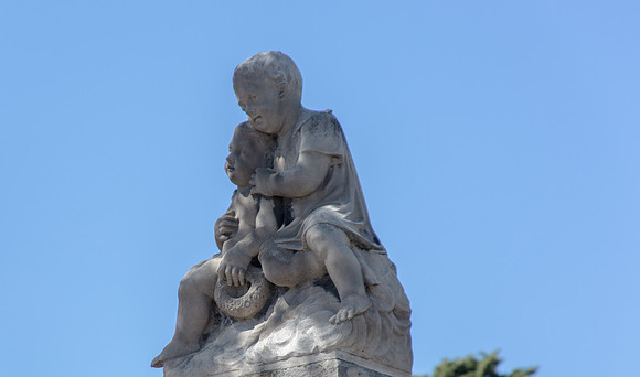 Stutues d'enfants au cimetière Saint-Pierre