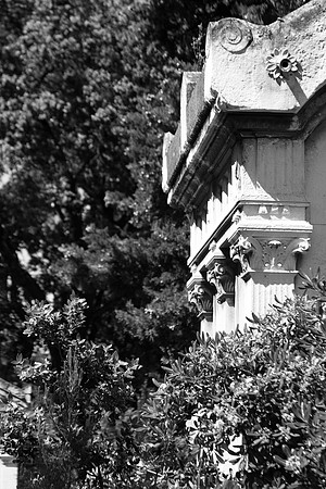 Détail d'une tombe au cimetière Saint-Pierre