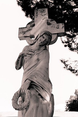 Emotion d'une statue au cimetière Saint-Pierre