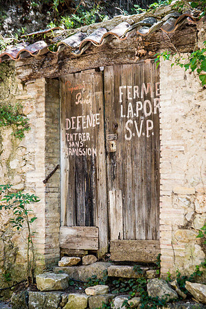 Porte accueillante à Correns
