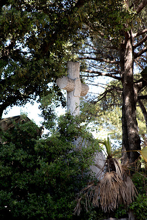 Croix de verdure au cimetière Saint-Pierre