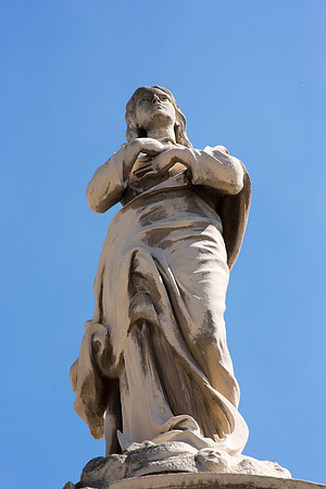 Personnage sur une tombe du cimetière Saint-Pierre