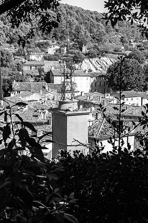 Vue en noir et blanc sur Cotignac