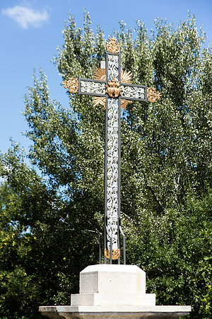 Correns, Une croix décorée
