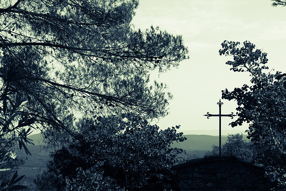 Paysage sépia au sanctuaire de Cotignac