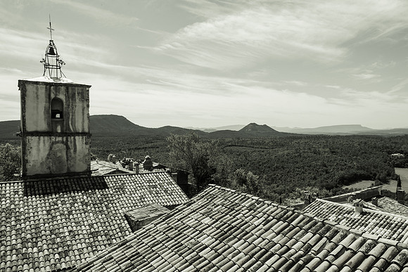 Derrière l'église de Fox-Amphoux
